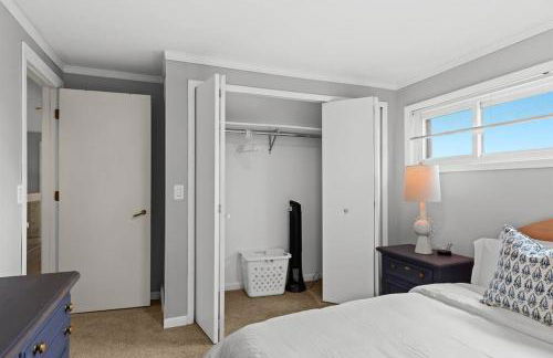 NEW! 4BR I Indoor Pool on the Bay in Boat Town USA - Foto 55