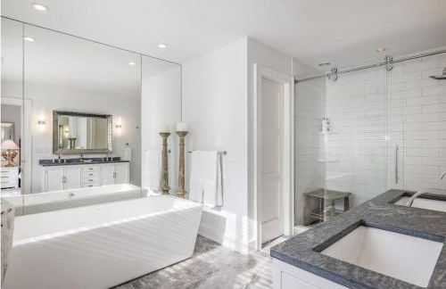 Bull Path Manor by Rove Travel - Luxe Home with Pool & Hot Tub - Foto 19