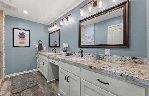 Luxurious Home with Huge Pool - Photo 25