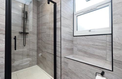 Modern Comfort 4 Bedrooms and Great Location - Foto 46