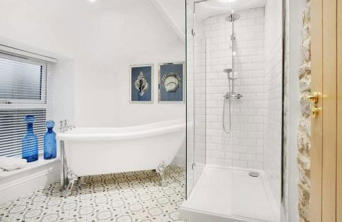 NEW! Luxurious Cottage in Durham by Stay With Us, Ideal for Large Groups & Families, Hot Tub, Sleeps 10! - Foto 29