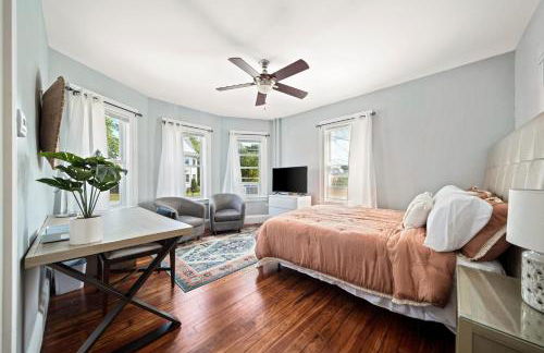 Cozy Up in 5BR Apt Near Charming Oak Square - Foto 1