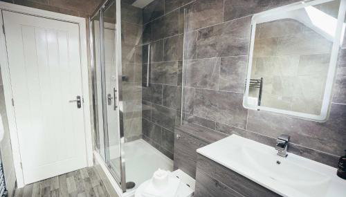 Hen & Chickens Luxury Apartments, Free Parking, By DerBnB - Foto 5