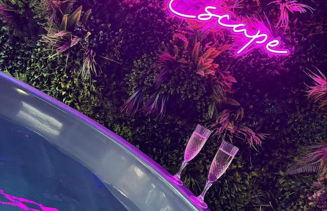 Sheffield-apartment-sleeps4-parking-hottub - Photo 14