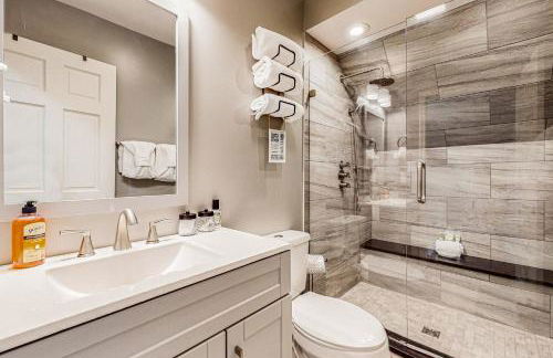 Lakefront Cabin Sleeps 14 - 2 Level Dock - Sun Deck - Foto 19