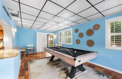 Centrally Located 4BD Oasis with Pool & Movie Patio - Foto 35