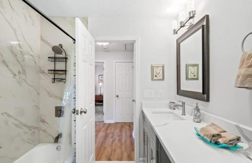Spacious and Luxury Designed Ranch with Game Room - Foto 42