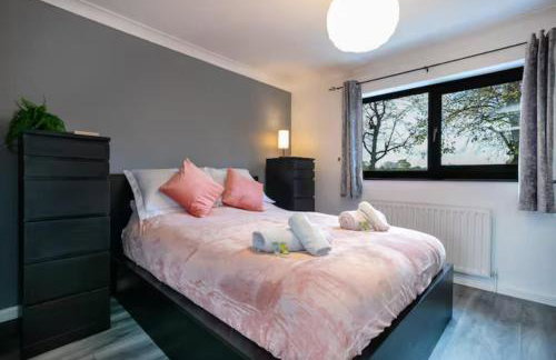 Stylish 2-Bed Home in Nottingham WiFi - Pass the Keys - Photo 3
