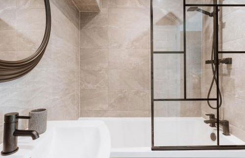 2 Bed Apartment Overlooking the Square Step Out to Shops & Dining - Foto 38