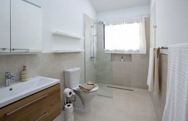 Secluded Beachfront Villa with Large Pool and Gardens - Fryers Well Bay by BSL Rentals - Foto 12