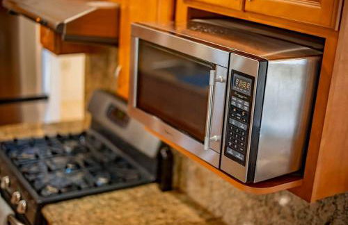 Peaceful Family Home with 3 Bedrooms and 2 Bathrooms - Photo 15