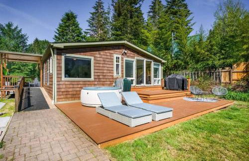 Riverfront Paradise w/ Hot Tub--Little River House - Foto 27