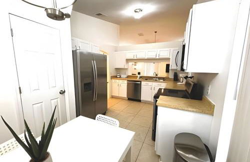 Lakeside Pool Home, Games close to Disney & Malls - Foto 7