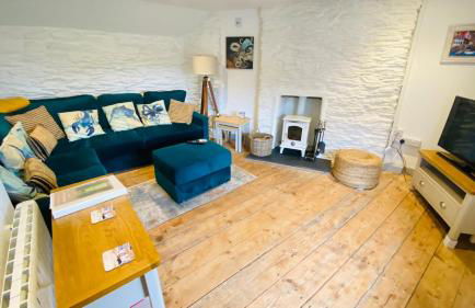 SPINDRIFT is A Beautiful Newly Refurbished THREE BEDROOM Private Family House located on the OLD HARBOUR and the COASTAL PATH in the Heart of Beautiful POLPERRO - Foto 2