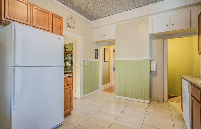 5bddowntown Victorian Charmhot Tub, Firepit - Photo 15