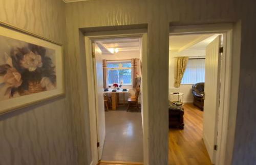 Quiet Secluded two Bedroom Bungalow With Parking - Photo 9