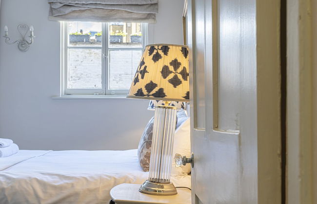 JOIVY Elegant 2-Bed Mews Flat Near Buckingham Palace - Photo 4