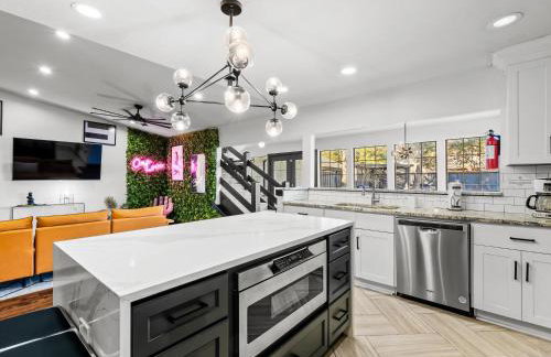 Stunning Carrollton Castle with 4 Bedrooms + Pool + Media Room - Foto 11