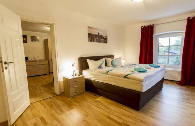 Courtyard View - Manor by the Lake - Photo 2