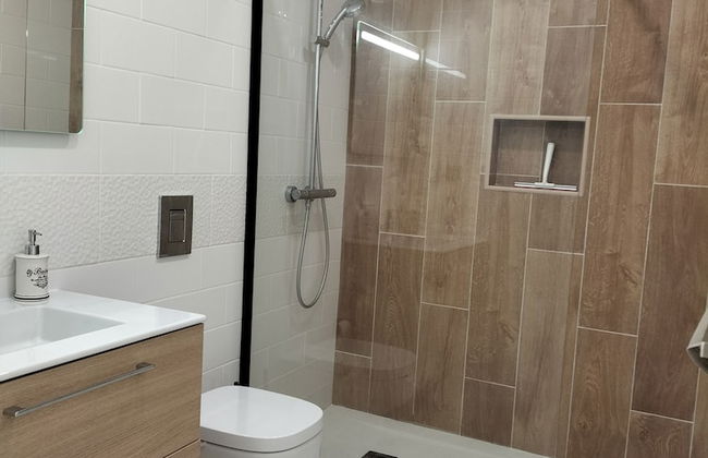 Amazing Green Tower 3 Castle Flat With Balcony - Photo 23