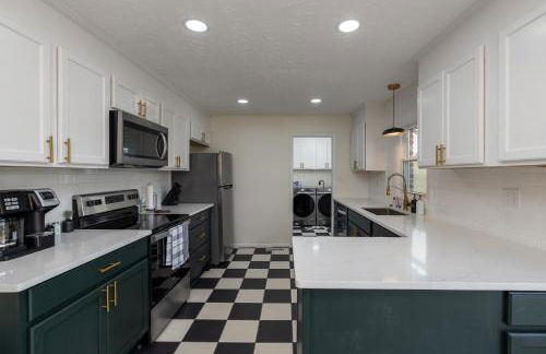 NEW Dragster Dream House - Game Room - Walk to the Speedway - Foto 10