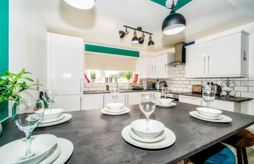 Sleek and Stylish 3 Bed in Greenock - Sleeps 8 - Photo 28