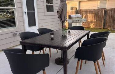 Lake Front Home, around 15 minutes drive to AT&T and Epic Water - Foto 20