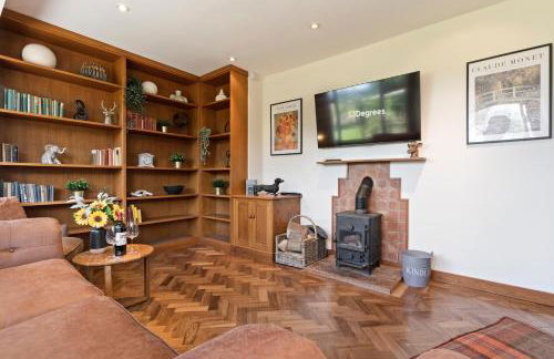 Stunning Countryside Home in Surrey by 53 Degrees Property, Ideal for Family Getaways, Private Tennis Court! - Foto 8