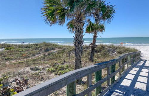 Large Balcony and Water Views Indian Shores Condo! - Foto 39