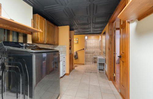 Spacious Accessible Waterfront Retreat with Hot Tub - Foto 37