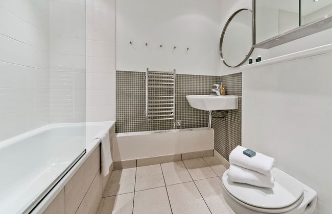 Spacious Flat With Balcony Close to the River in Greenwich by Underthedoormat - Foto 11