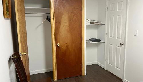 Comfortable residence in Everett - Photo 3, wardrobe