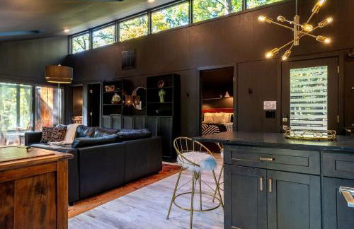 Modern Forest Cabin with Hot Tub, Screened Porch & Resort Access Near Hedgesville, WV - Foto 13