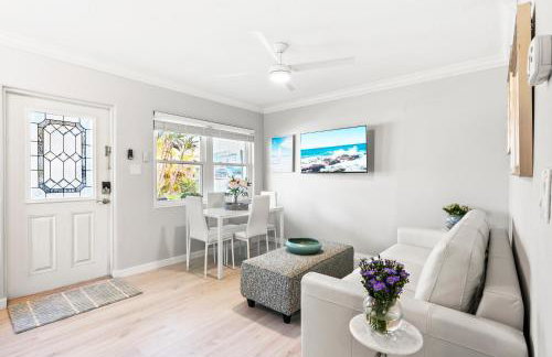 100 Steps to beach access - 5 minute walk to the Village - Private Porch - Foto 3