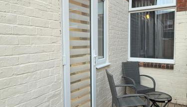 'The Elegant Comfort' - A Stunning Luxury 2-Bed Flat with Private Garden & Patio - Free Parking - Foto 3, Garden, Garden view