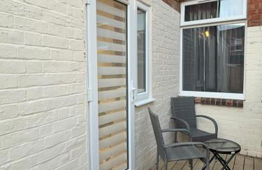 'The Elegant Comfort' - A Stunning Luxury 2-Bed Flat with Private Garden & Patio - Free Parking - Photo 3