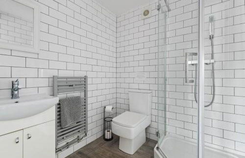 Stunning Property Seaviews, Private Pool & Parking - Photo 9