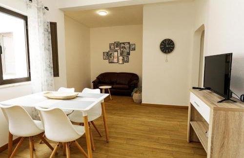 B87 - Windmill 2 Bed Apartment in Odiaxere - Foto 3