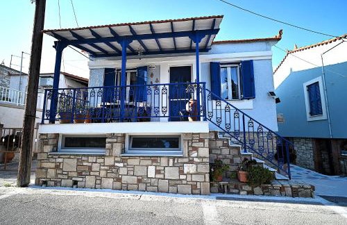 Dora's House - Photo 2