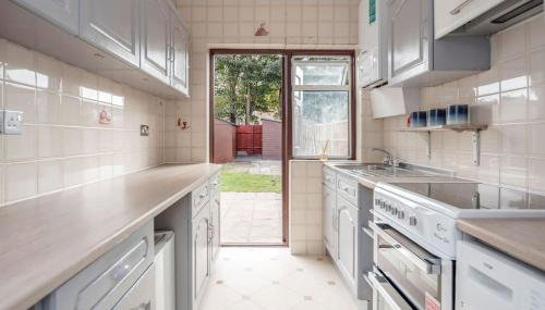 Lovely 4 Bedrooms House Near Romford Station With Parking - Foto 4