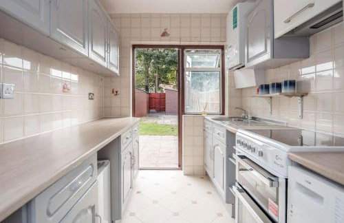 Lovely 4 Bedrooms House Near Romford Station With Parking - Foto 4