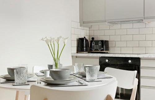 Lovely 2 Bedroom House - Free Parking - Accommodation near QMC Hospital & University of Nottingham - Suitable for Short Stays & Long Stays - Photo 9