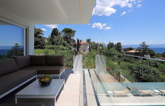 New Apartments with Pool near Beach - Photo 15