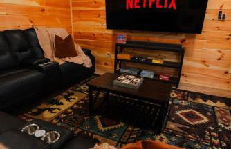 Sleeps 16 Luxury Cabin with Game Room & Hot Tub - Foto 5