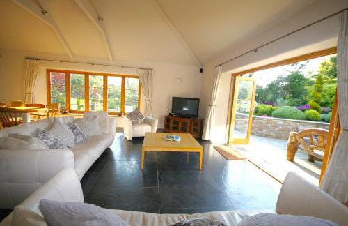 Putsborough Manor 3 Self Catering Cottages with Beach a short walk, dog friendly all year, On site Tennis, Play Area, Paddock, Spa baths, BBQ, Private Gardens, Superfast WIFI - Photo 13