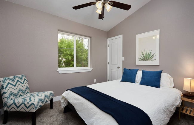 Treetop APT Café Olympic Center & Dwntwn - Photo 2