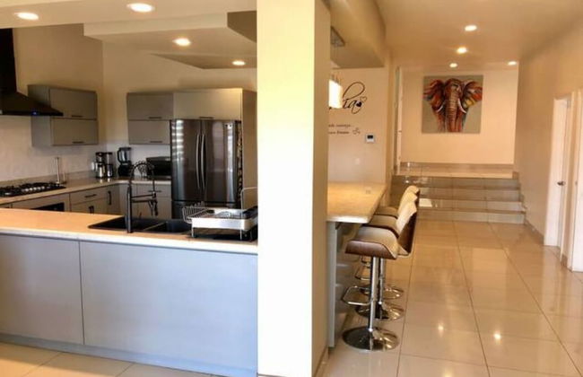 Charming House With Beautiful City View - Foto 13