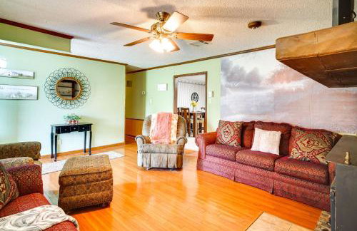 Patio & Grill! Charming 'Lake Charles Landing Pad' - Foto 6
