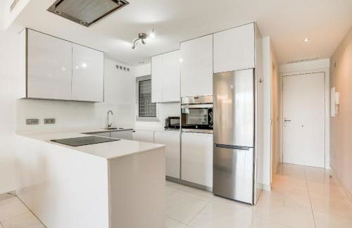 Bel Air Estepona - Modern 2BR Apartment With Terrace, Pool and Close To The Beach - Photo 10