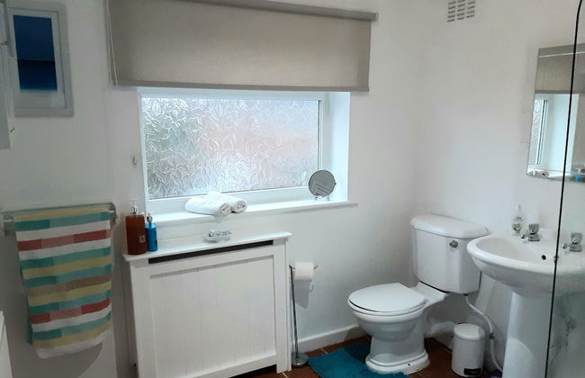 Beautiful Romantic Village House With Netflix - Photo 14